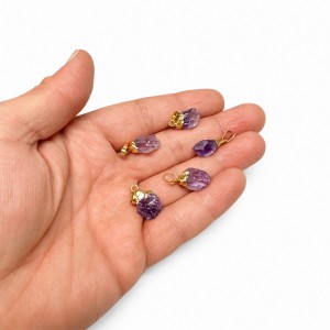 Αμέθυστος (Amethyst) φυσικός ημιπολύτιμος λίθος ακανόνιστος κρεμαστός με επίχρυση λεπτομέρεια 15mm Ακανόνιστοι Κρεμαστοί Λίθοι