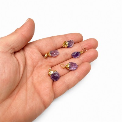 Αμέθυστος (Amethyst) φυσικός ημιπολύτιμος λίθος ακανόνιστος κρεμαστός με επίχρυση λεπτομέρεια 15mm