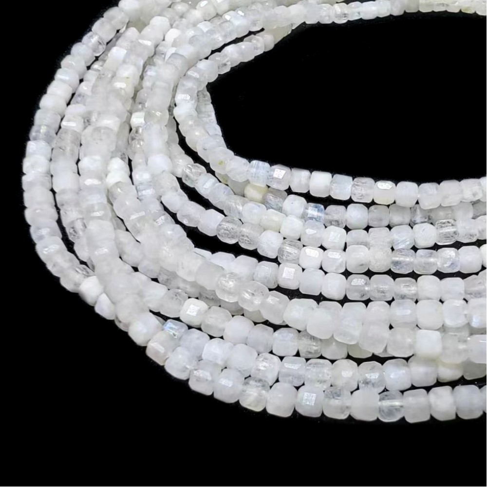Φεγγαρόπετρα λευκή (Moonstone) φυσικοί ημιπολύτιμοι λίθοι χάντρες κυβάκι πολυγωνικές 4.5mm (σειρά∽39cm∽94χάντρες) Φεγγαρόπετρα - Moonstone